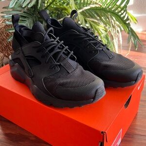 Nike Black Hauraches Size 8 Unisex